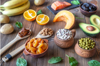 Alimentos ricos en electrolitos para personas mayores