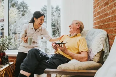 Un cuidador, ¿puede trabajar? Guía para entenderlo